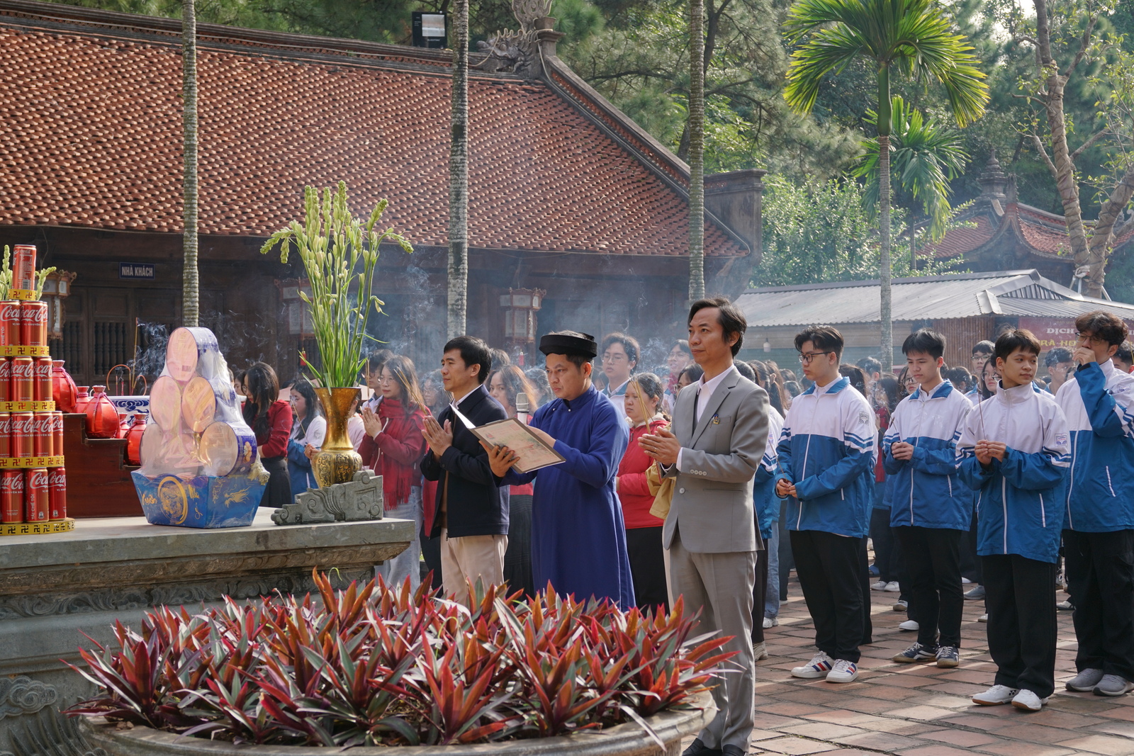 Lễ dâng hương của đội tuyển Học sinh Giỏi Quốc Gia trường THPT chuyên Nguyễn Trãi năm học 2025-2026